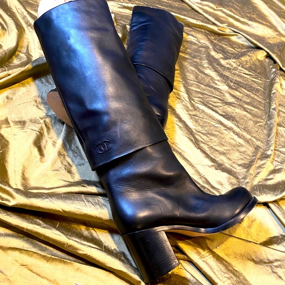 ♥️SOLD♥️AUTH CHANEL CC Logo High Fold Over Runway Butter Lambskin Boots 39 - Picture 3 of 17